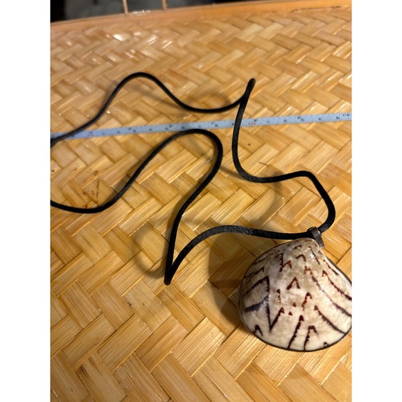 Shell necklace on black thin rope. - Picture 2 of 5